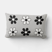 白とモダン黒の花をライトシルバーグレー ランバークッション (裏面)
