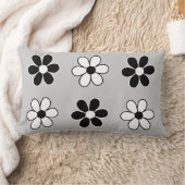 白とモダン黒の花をライトシルバーグレー ランバークッション (ブランケット)