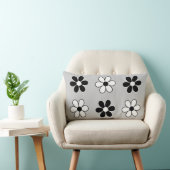 白とモダン黒の花をライトシルバーグレー ランバークッション (椅子)