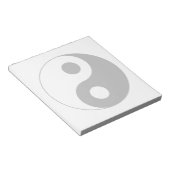 白と半透明の黒の陰陽のマーク ノートパッド (アングル)