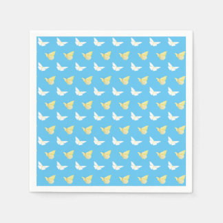 白と明るい黄色の蝶飛んでいる青 スタンダードカクテルナプキン