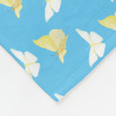 白と明るい黄色の蝶飛んでいる青 フリースブランケット (角)