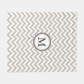 白と暖かい灰色の山形模様モノグラム フリースブランケット (正面(横))