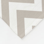 白と暖かい灰色の山形模様モノグラム フリースブランケット (角)