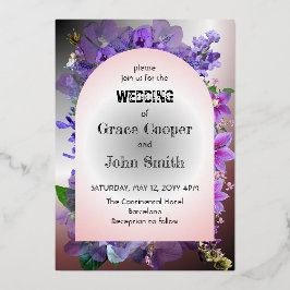 白と暗の背景に対する紫のフローラ 箔招待状