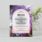 白と暗の背景に対する紫のフローラ 箔招待状 (立ち正面)