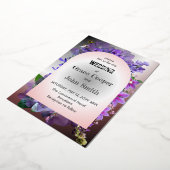 白と暗の背景に対する紫のフローラ 箔招待状 (回転した状態)