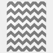 白と木炭のグレーシェブロン フリースブランケット (正面)