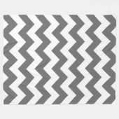 白と木炭のグレーシェブロン フリースブランケット (正面(横))