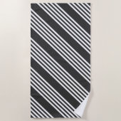 白と木炭の5つのストライプパターン ビーチタオル (正面)