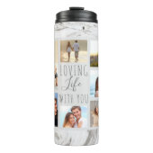 白と灰色の大理石の上のフォトコラージュ タンブラー (正面)