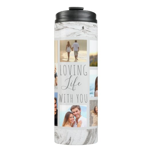 白と灰色の大理石の上のフォトコラージュ タンブラー (正面)