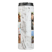 白と灰色の大理石の上のフォトコラージュ タンブラー (裏面)