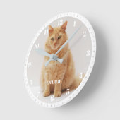 白と灰色の猫の写真入り オーダーネームと数字 ラウンド壁時計 (傾斜)