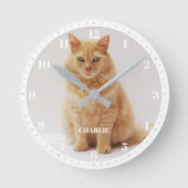 白と灰色の猫の写真入り オーダーネームと数字 ラウンド壁時計 (正面)