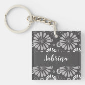 白と灰色の花柄 キーホルダー (正面)