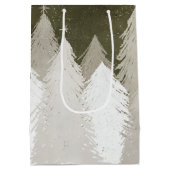 白と灰色の雪に覆われた松の木の黒板 ミディアムペーパーバッグ (裏面)