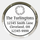 白と灰色の雪に覆われた松の木の黒板 ラウンドシール (正面)