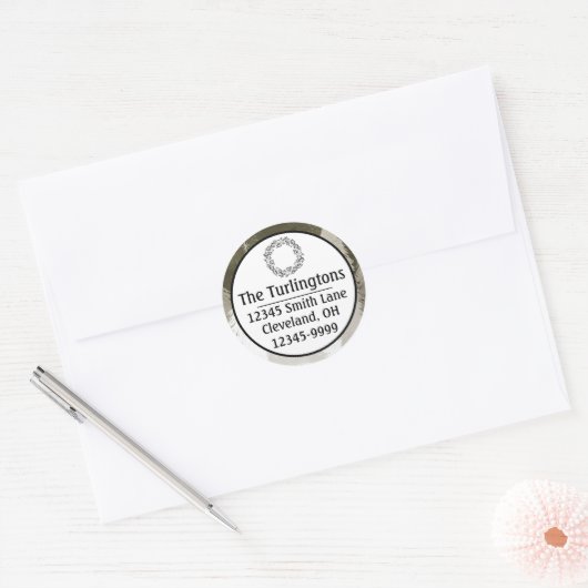 白と灰色の雪に覆われた松の木の黒板 ラウンドシール (封筒)