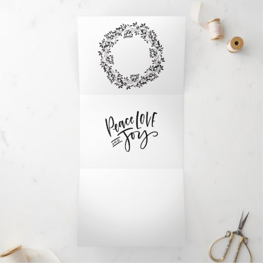 白と灰色の雪に覆われた松の木の黒板 三つ折りクリスマスカード (内部)