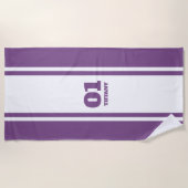 白と紫のスポーツストライプの名前と番号 ビーチタオル (正面)