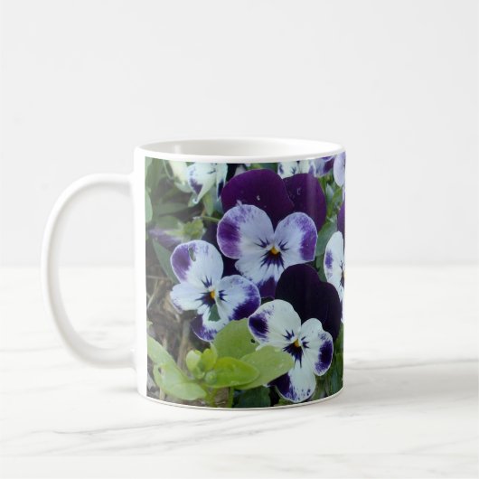 白と紫のパンジーが茂みについている。 コーヒーマグカップ (左)