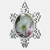 白と紫のラン スノーフレークピューターオーナメント (右)