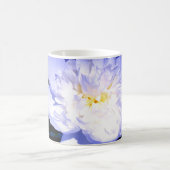 白と紫の牡丹の写真 コーヒーマグカップ (中央)