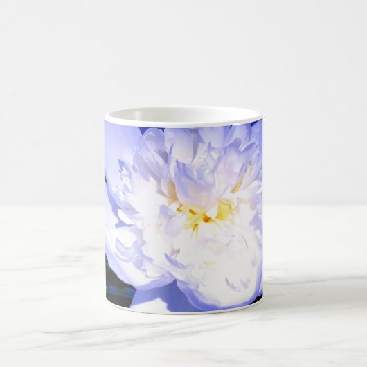 白と紫の牡丹の写真 コーヒーマグカップ (中央)