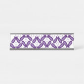 白と紫のmを使った左右対称の模様 デスクネームプレート (正面)