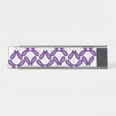白と紫のmを使った左右対称の模様 デスクネームプレート (正面)