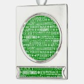 白と緑のチョークがクリスマスの挨拶に溺れる シルバープレートバナーオーナメント (左)