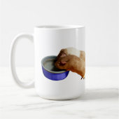 白と茶色の滑らかな髪をしたモルモットが二頭。 コーヒーマグカップ (左)