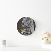 白と茶色の虎が休んでいる ラウンド壁時計 (ホーム)