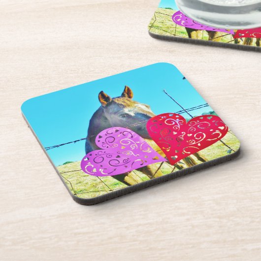 白と茶色の馬のバレンタインハート コースター (左側)