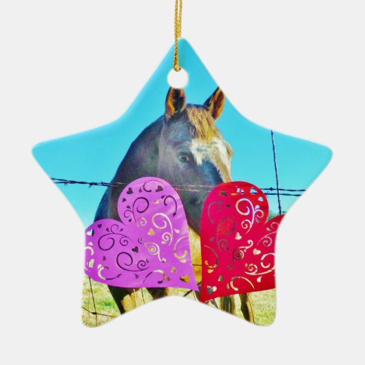 白と茶色の馬のバレンタインハート セラミックオーナメント (正面)