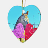 白と茶色の馬のバレンタインハート セラミックオーナメント (左)