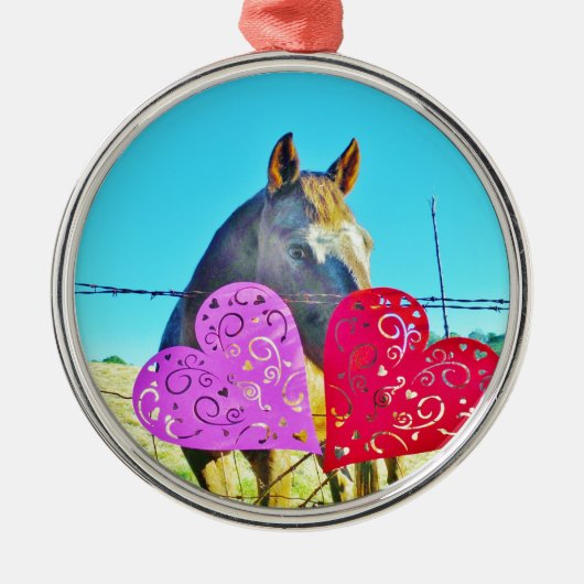 白と茶色の馬のバレンタインハート メタルオーナメント (正面)