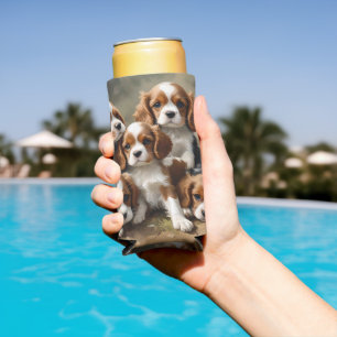 白と茶色の騎士のスパニエル犬の子犬たち スリム缶クーラー