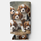 白と茶色の騎士のスパニエル犬の子犬たち スリム缶クーラー (裏面)