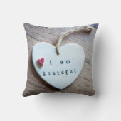 白と赤いハートオンウッド クッション (裏面)