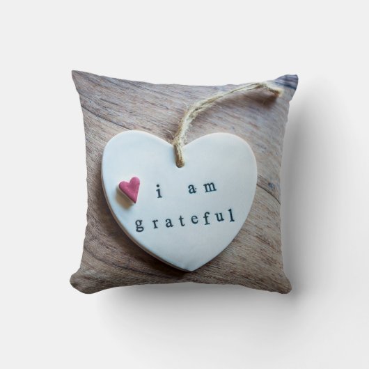 白と赤いハートオンウッド クッション (正面)