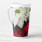 白と赤のポインセティアスIIクリスマスホリデー カフェラテマグ (左アングル)
