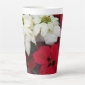 白と赤のポインセティアスIIクリスマスホリデー カフェラテマグ (正面)