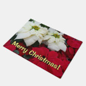 白と赤のポインセティアスIIクリスマスホリデー ドアマット (アングル)