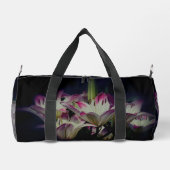 白と赤のユリのパーソナライズされた花 ダッフルバッグ (裏面)