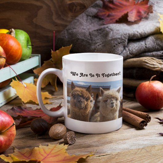 白と赤褐色の巻き毛のアルパカのカップル コーヒーマグカップ