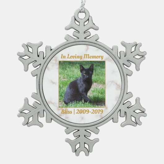 白と金ゴールドの大理石記念碑 スノーフレークピューターオーナメント (正面)