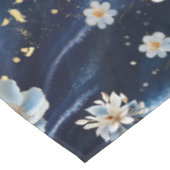 白と金ゴールドの抽象芸術の花Simmery Blue Silk テーブルクロス (アングル)