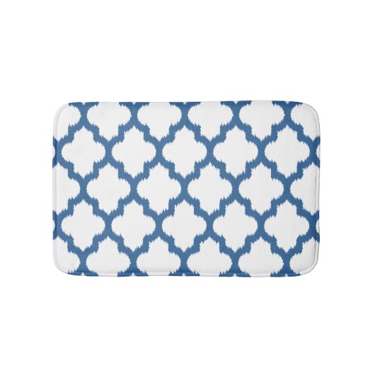 白と青のイカットクローバー幾何学的パターン バスマット (正面)